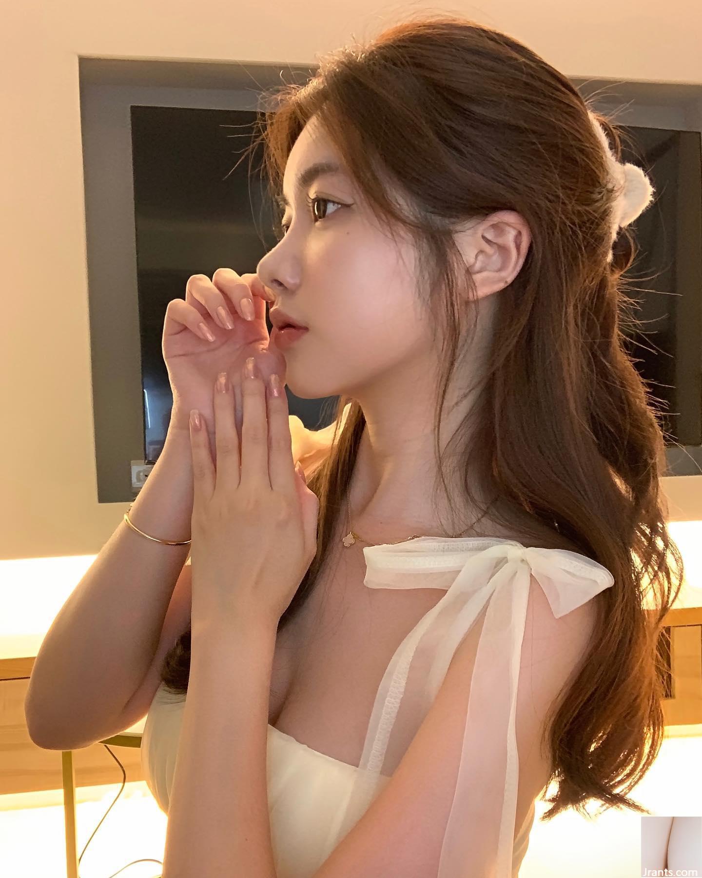 Người mẫu nóng bỏng hàng đầu “Yixin YiXin” lộ bộ ngực trắng nõn và mềm mại khiến khán giả mất kiểm soát (42P) - Ảnh 31