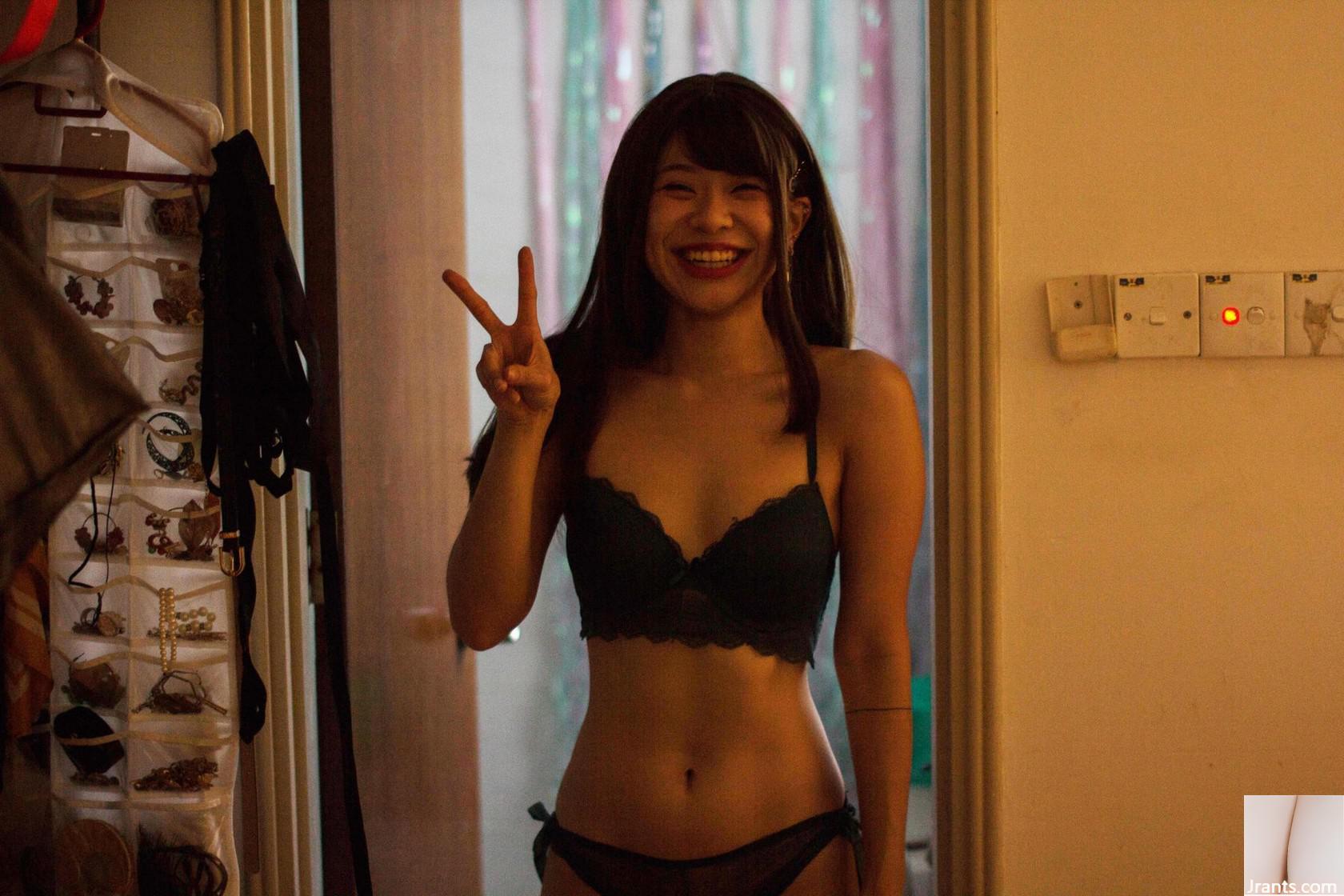 (Black Mania) Đôi chân hình chữ M nhô ra và cong giúp giải phóng bộ ngực săn chắc và xinh đẹp và để lộ chúng (52P)