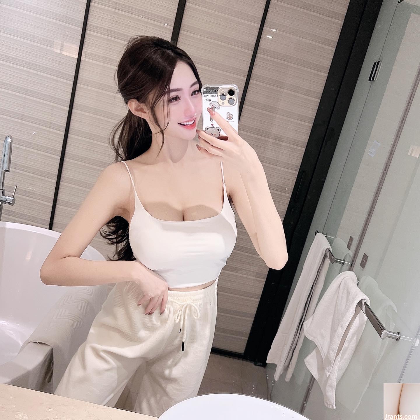 Bộ ngực nở nang của “Wanying” hơi lộ ra, nụ cười ngọt ngào khiến người ta tràn đầy sức sống (24P)