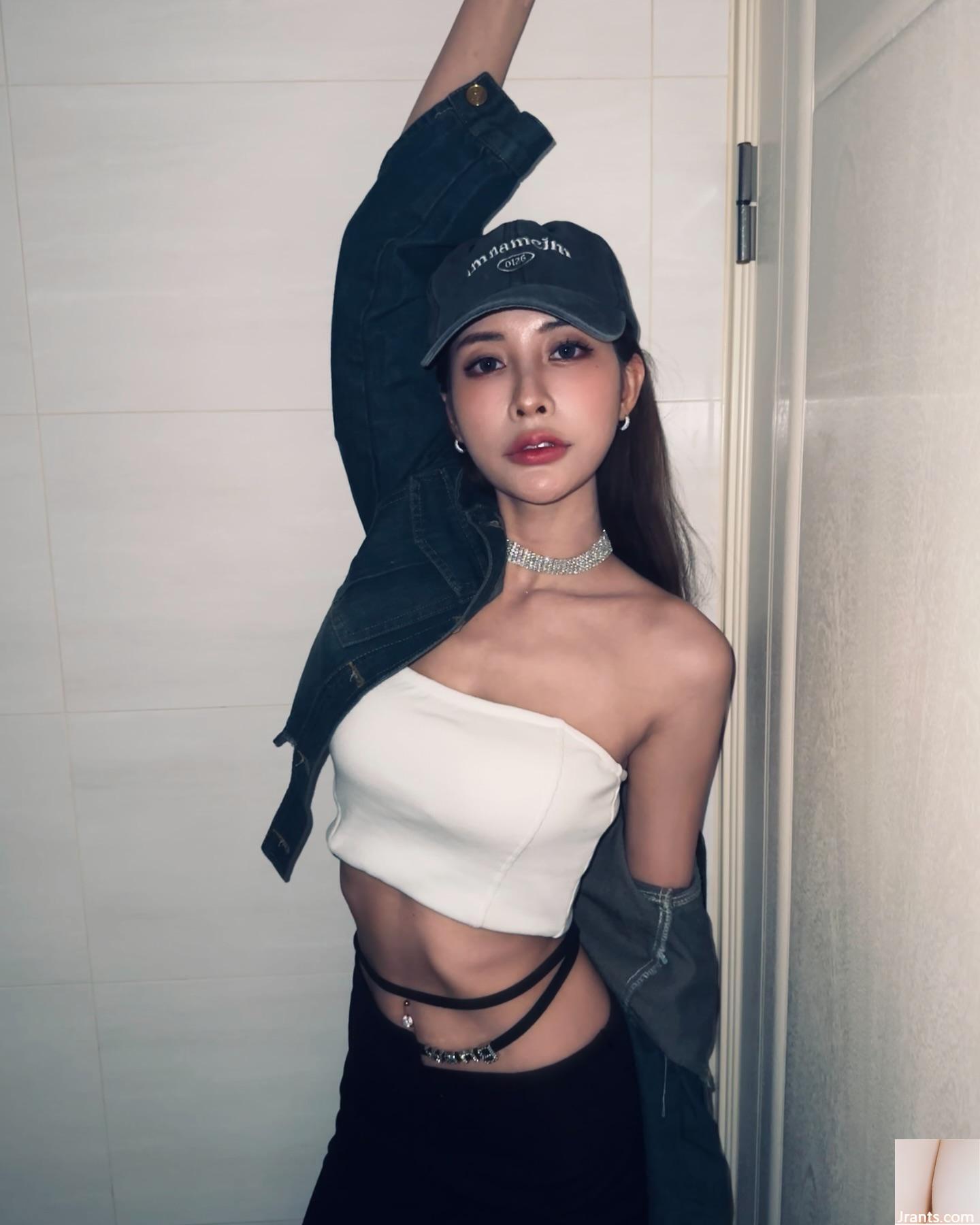 Bộ ngực xinh đẹp của phù thủy nhỏ “Chen Peiqi” quá hôi và trở thành tâm điểm chú ý của mọi người (12P) - Ảnh 11