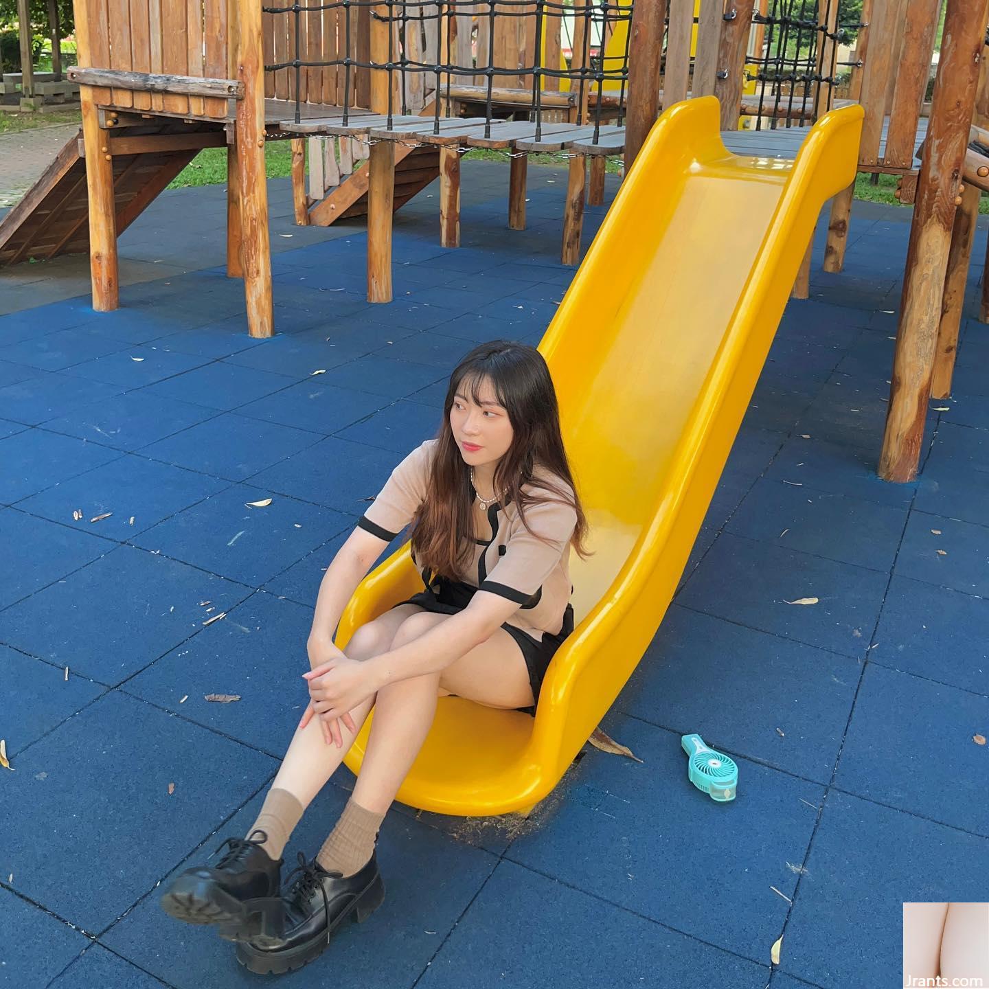 “Lin Yuxuan” có làn da trắng và xinh đẹp với bộ ngực lộ ra đầy cám dỗ (10P - Ảnh 2