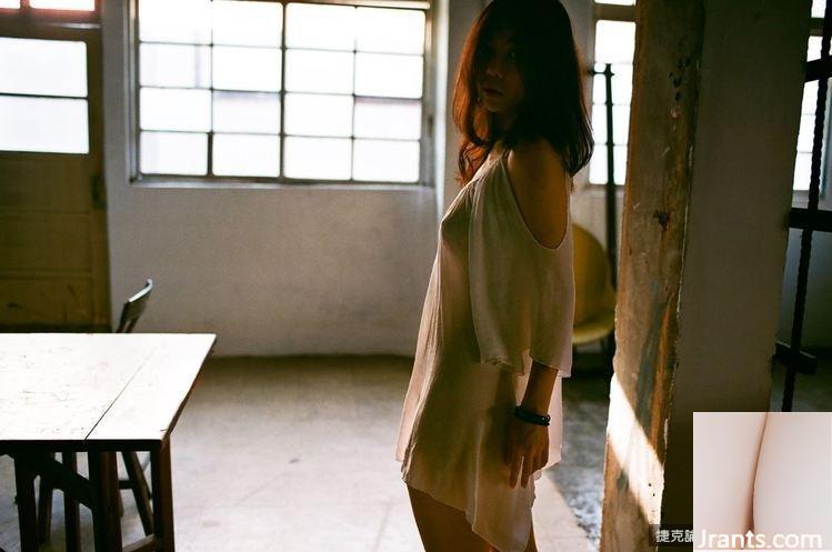 Lộ trên dưới! Cô gái xinh đẹp gợi cảm Elise chụp ảnh riêng tư không mặc quần, không nội y (24P)