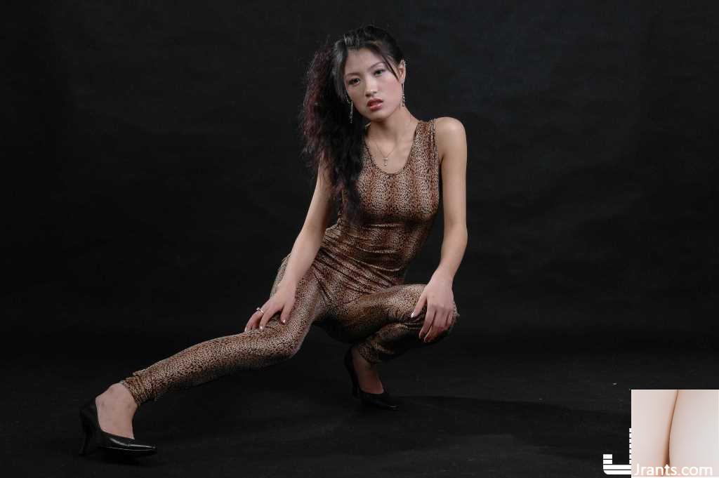 (Người mẫu Trung Quốc gợi cảm) Người mẫu nữ quyến rũ, tất và đồng phục đẹp, ảnh riêng tư gợi cảm phần dưới (84P)