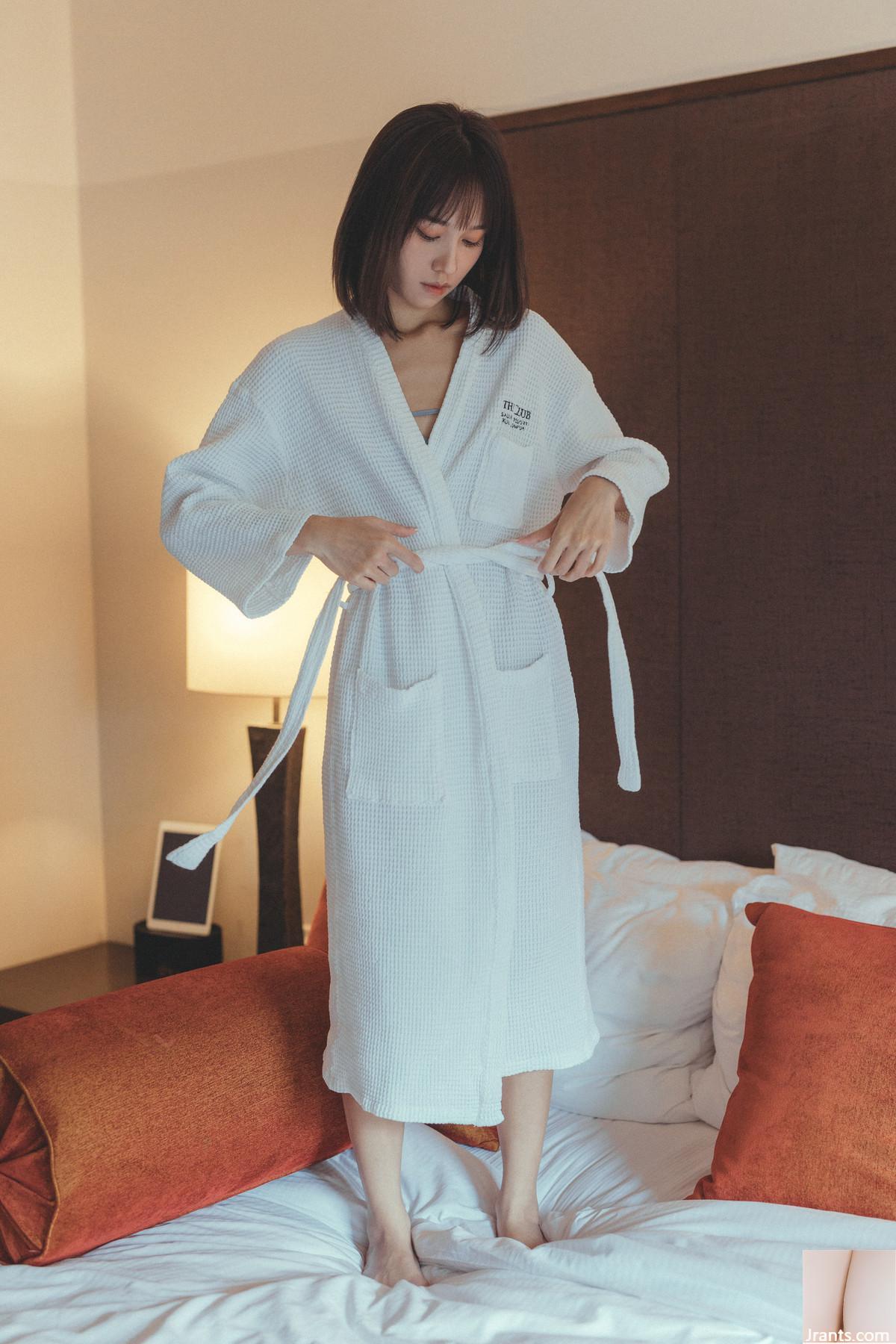 Tracia) Ngực săn chắc căng ra nhưng to (38P)