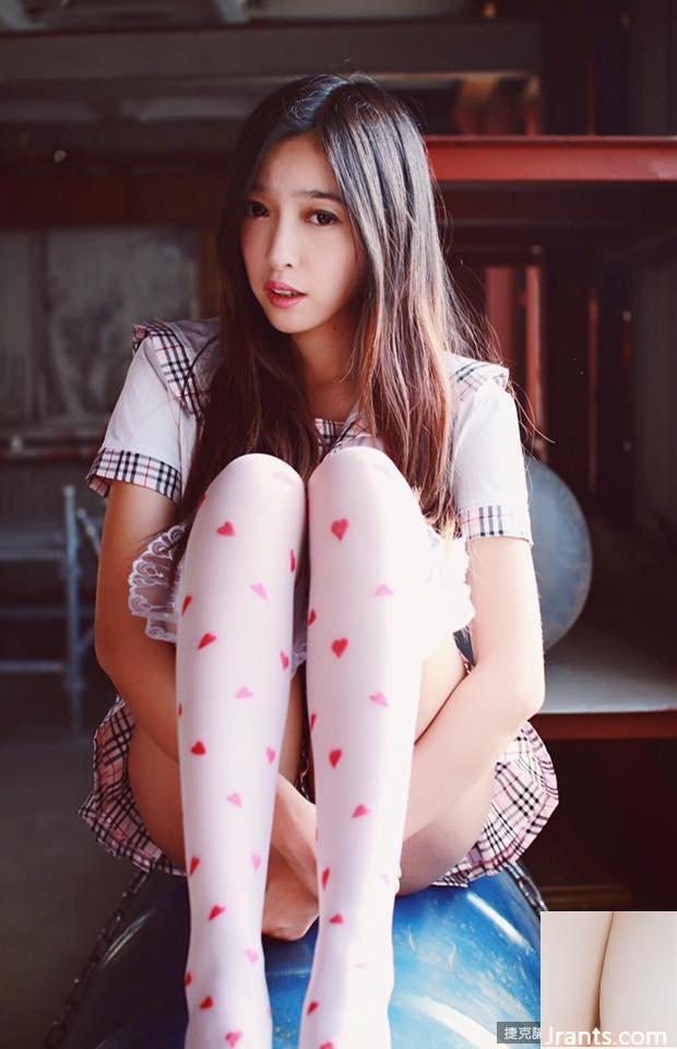 -Natsuki KissyVivi~Trang phục Giáng sinh nóng bỏng, quần lót siêu mỏng để lộ mông trắng (50P) - Ảnh 13