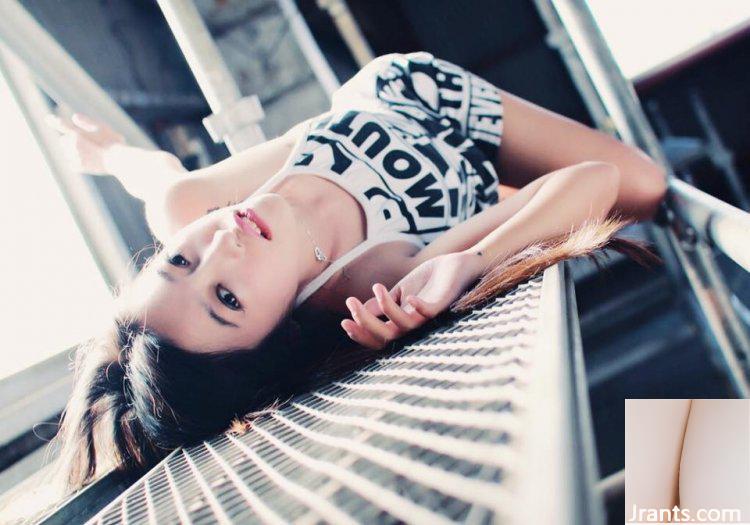 -Natsuki KissyVivi~Trang phục Giáng sinh nóng bỏng, quần lót siêu mỏng để lộ mông trắng (50P) - Ảnh 43