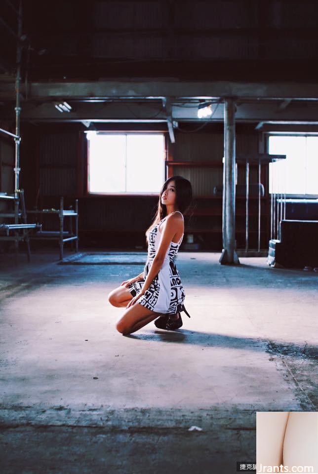 -Natsuki KissyVivi~Trang phục Giáng sinh nóng bỏng, quần lót siêu mỏng để lộ mông trắng (50P) - Ảnh 9