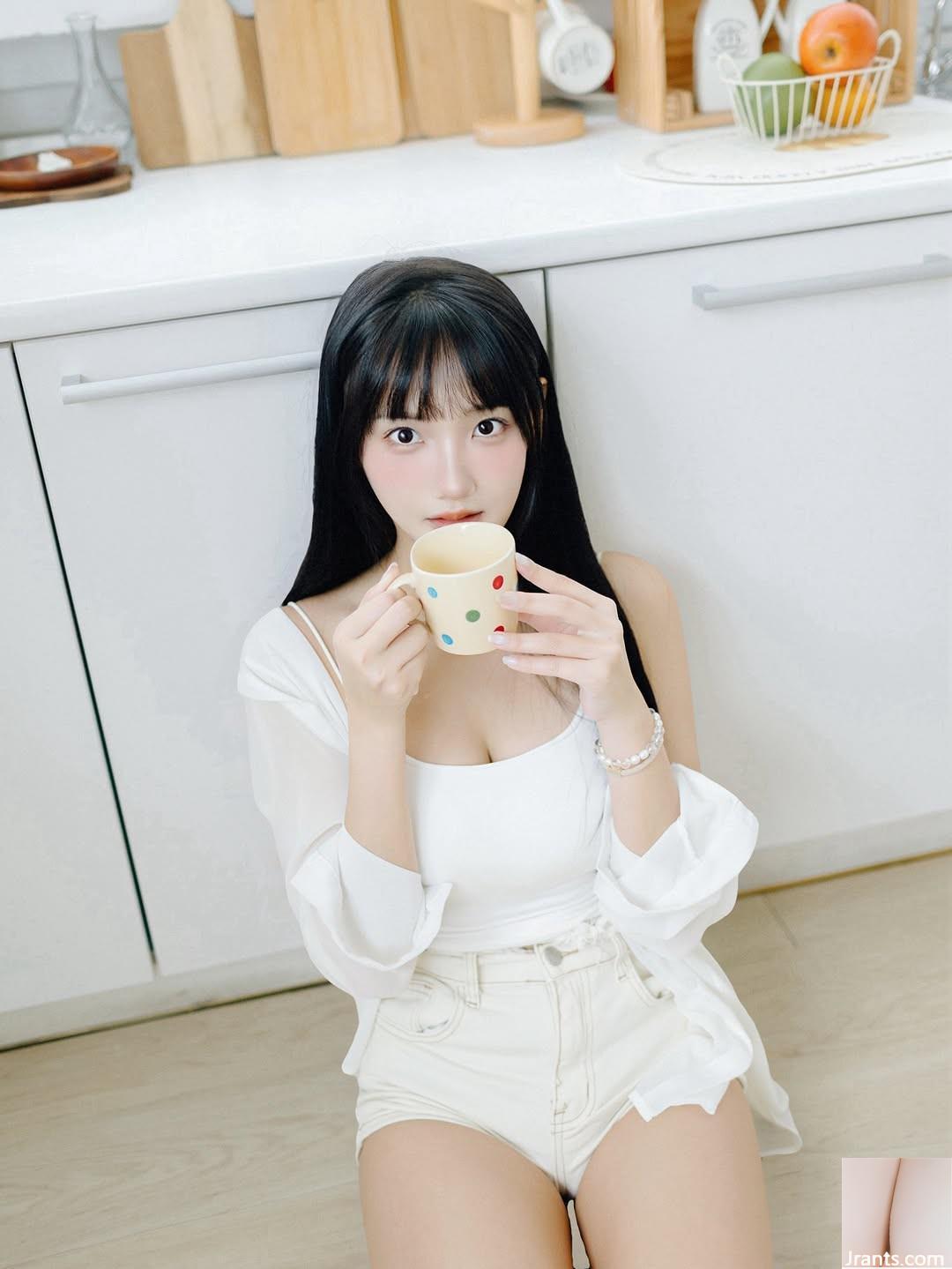 “Little Lolor” có nụ cười ngọt ngào và dáng người yêu quái (10P) - Ảnh 4