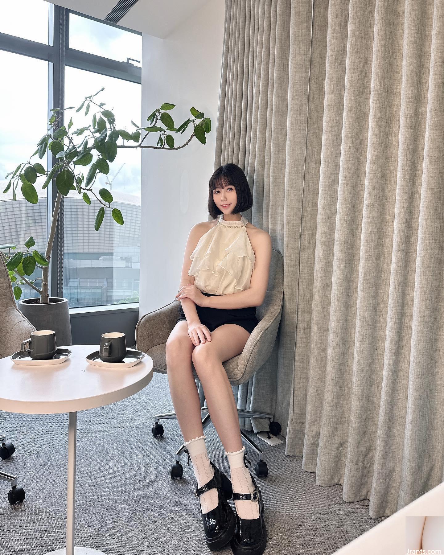 Đường rãnh sâu như tuyết trắng “Thầy Fang Cen” có khí chất gợi cảm và dáng người hung dữ ẩn giấu (15P) - Ảnh 3