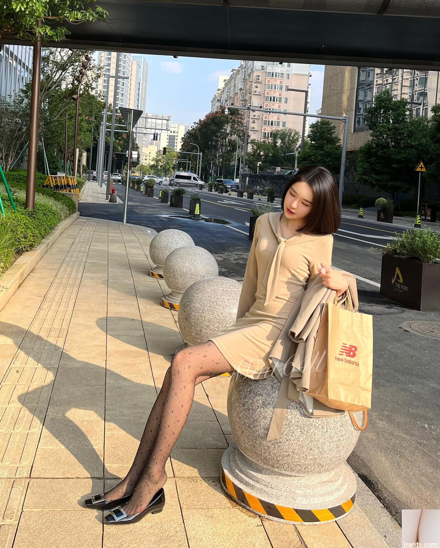 Khe ngực chữ V sâu không thể che giấu sự phấn khích của bạn chỉ bằng cách nhìn vào nó (bí mật nhỏ bẩn thỉu)(17P) - Ảnh 15