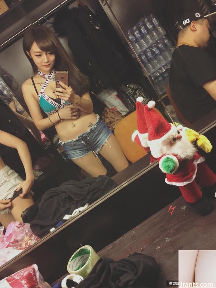 Nữ vũ công hộp đêm nóng bỏng ~ Chen Mei (Paipai Benben) ~ Cô ấy siêu quyến rũ trong bộ váy đen bó sát với bộ ngực khủng và vòng eo thon gọn!! - Ảnh 2