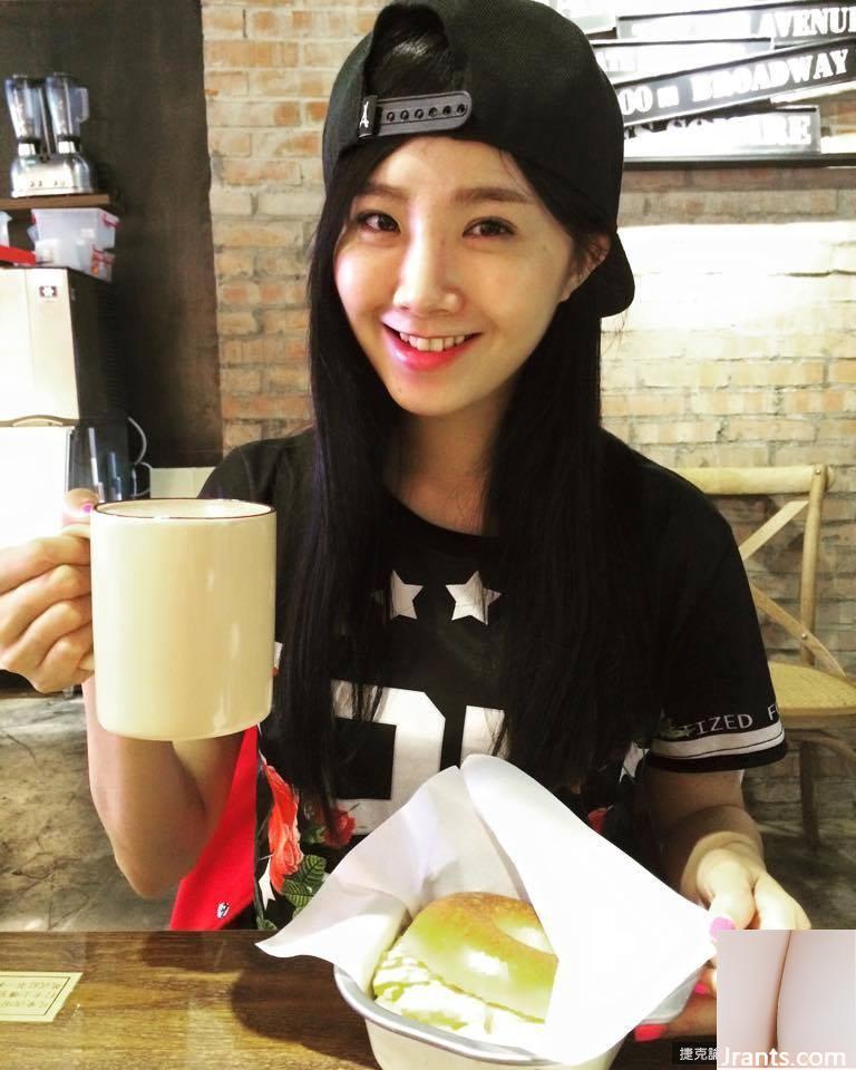 Nữ thần hội chợ (Zeng Tian) dùng băng dính bóp ngực to và thay quần áo, ngực bị đứt và cô hét lên đau đớn (28P) - Ảnh 14