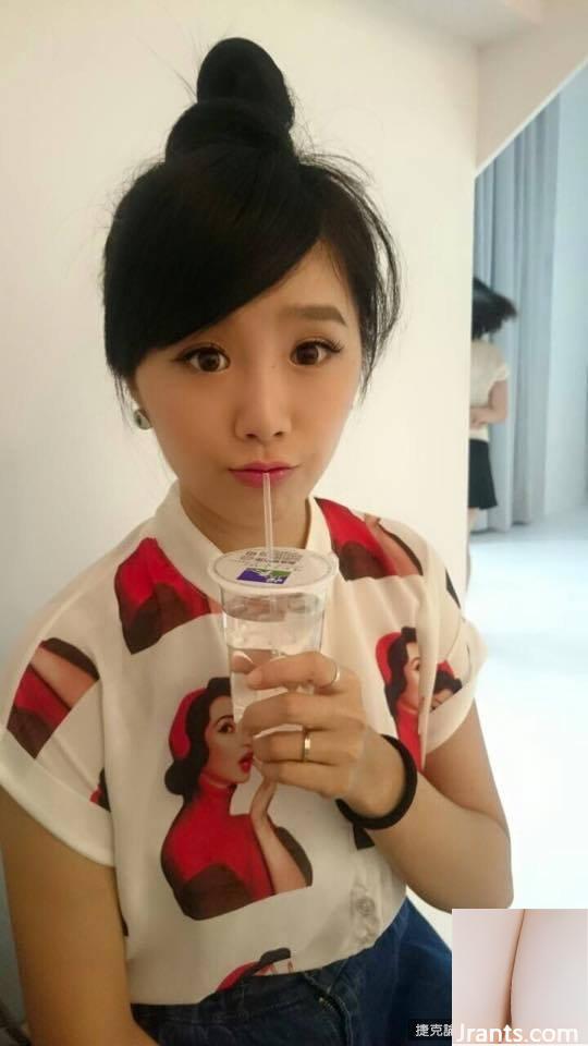 Nữ thần hội chợ (Zeng Tian) dùng băng dính bóp ngực to và thay quần áo, ngực bị đứt và cô hét lên đau đớn (28P) - Ảnh 25