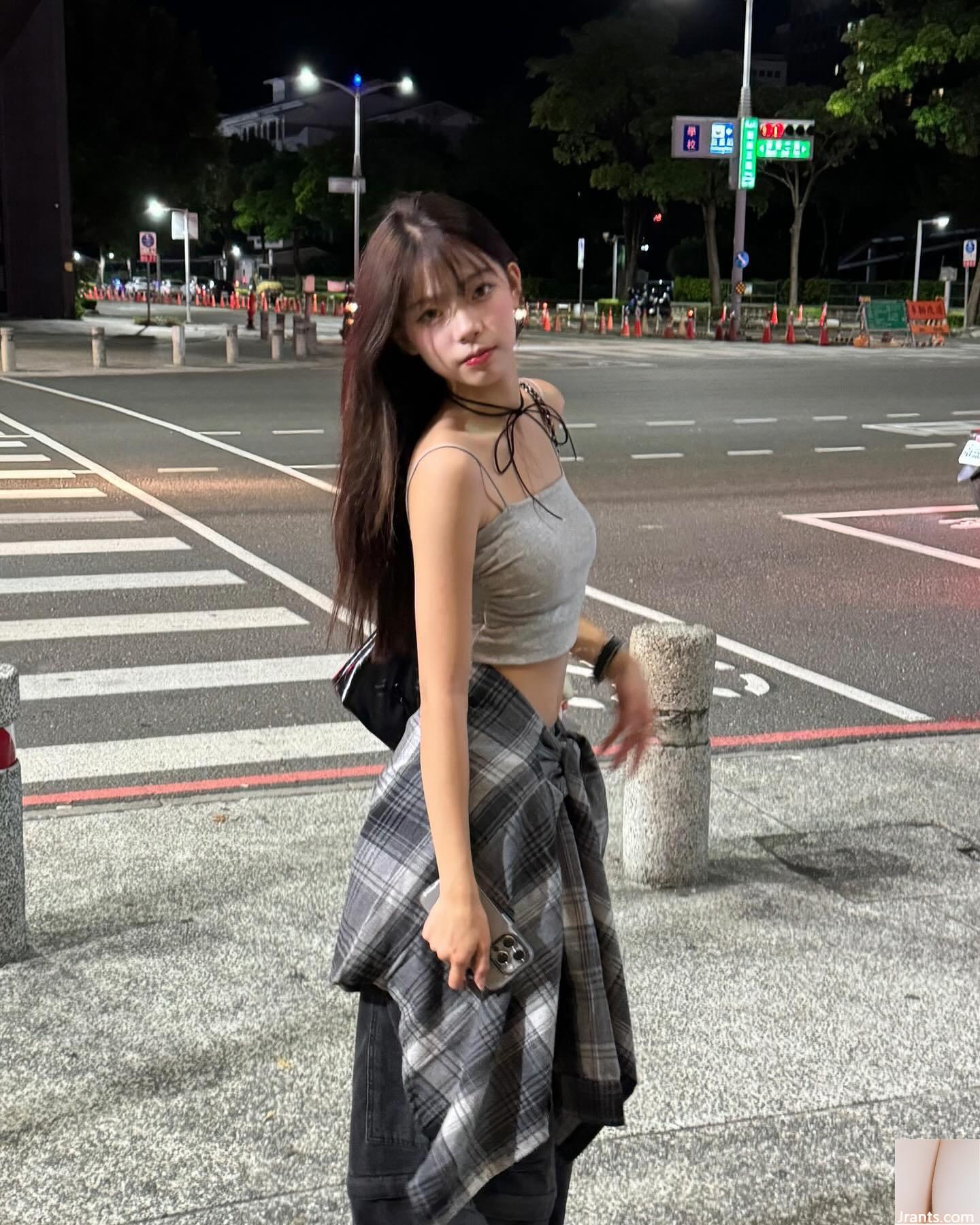 Hot girl “vicky__04.21” có biểu cảm ngây thơ, dễ thương khiến người ta mê mẩn!