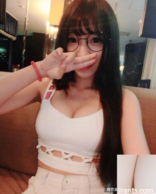Cô gái E-cup Zhang Zhumei chụp ảnh selfie ngực khủng và vô tình làm mất dây vest (21P) - Ảnh 19