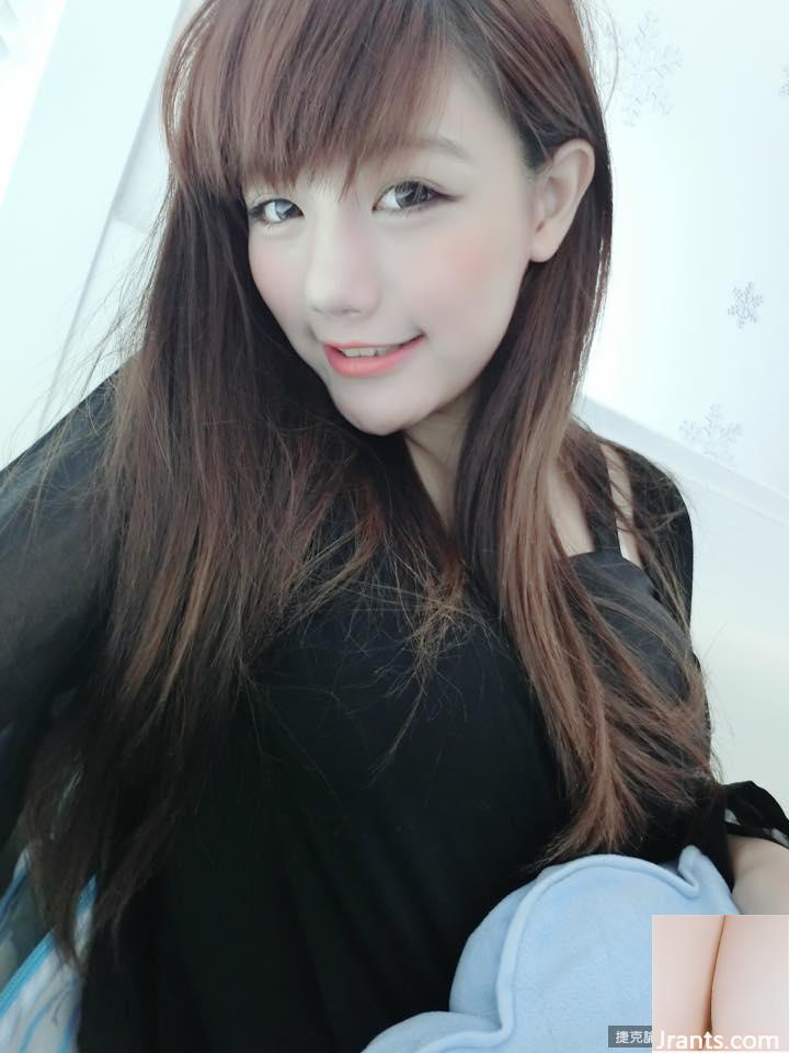 Người yêu gợi cảm 34D ~ Chen Wei ~ selfie bộ ngực căng tròn trong bộ bikini màu xanh (37P)