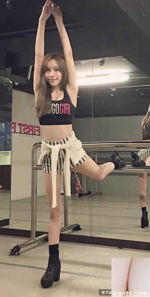 Cô gái xinh đẹp đến từ mương sâu có bộ ngực to và đẹp (54P) - Ảnh 20