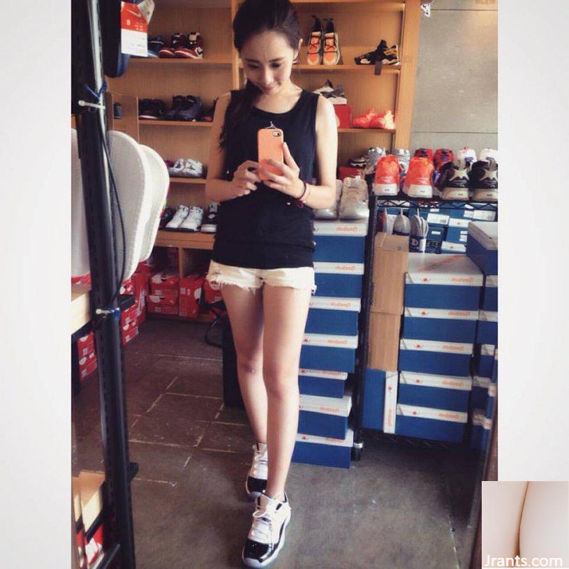 Cô chủ cửa hàng giày xinh đẹp có đôi mắt điện quyến rũ ~ Liao Ting ~ ngọt ngào ăn đậu đá và chụp ảnh trước ống kính, hiếm khi khoe vẻ gợi cảm của mình (60P - Ảnh 15