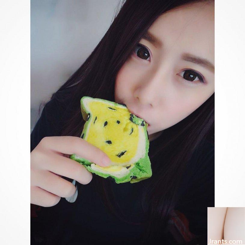 Cô chủ cửa hàng giày xinh đẹp có đôi mắt điện quyến rũ ~ Liao Ting ~ ngọt ngào ăn đậu đá và chụp ảnh trước ống kính, hiếm khi khoe vẻ gợi cảm của mình (60P - Ảnh 23