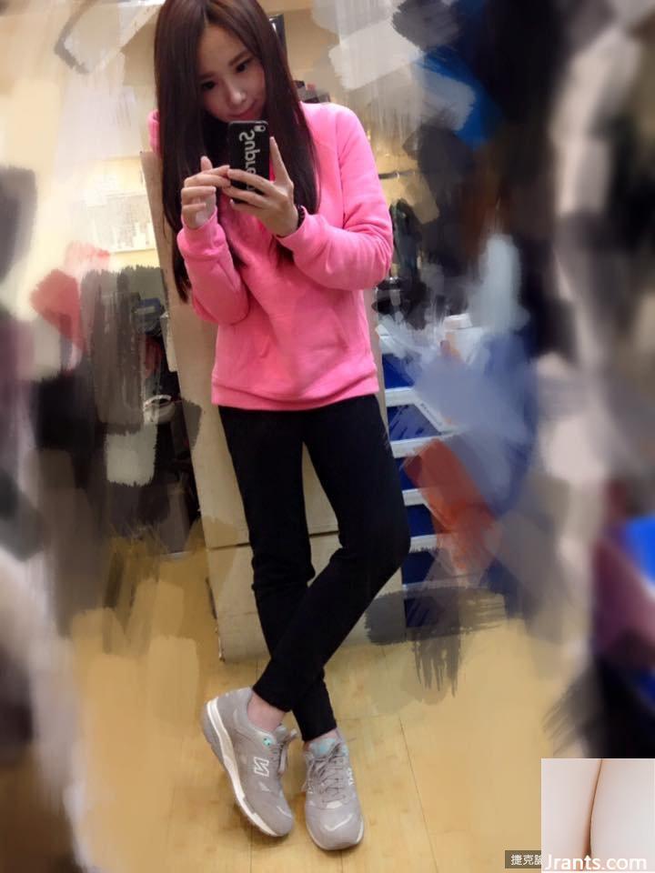 Cô chủ cửa hàng giày xinh đẹp có đôi mắt điện quyến rũ ~ Liao Ting ~ ngọt ngào ăn đậu đá và chụp ảnh trước ống kính, hiếm khi khoe vẻ gợi cảm của mình (60P - Ảnh 46