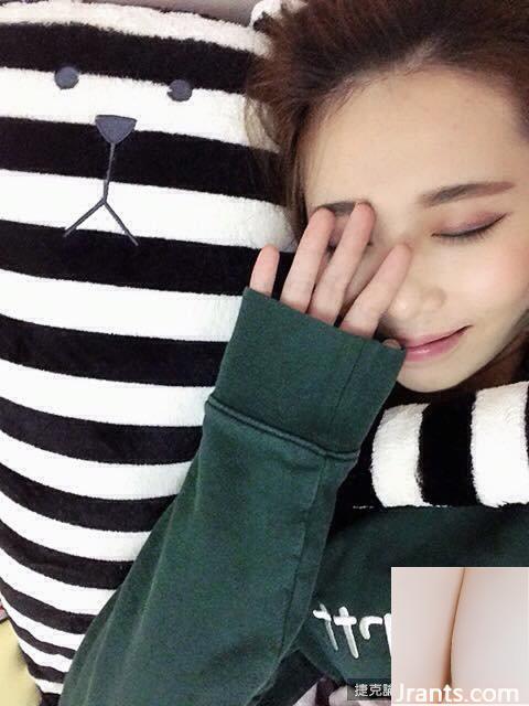 Cô chủ cửa hàng giày xinh đẹp có đôi mắt điện quyến rũ ~ Liao Ting ~ ngọt ngào ăn đậu đá và chụp ảnh trước ống kính, hiếm khi khoe vẻ gợi cảm của mình (60P - Ảnh 8