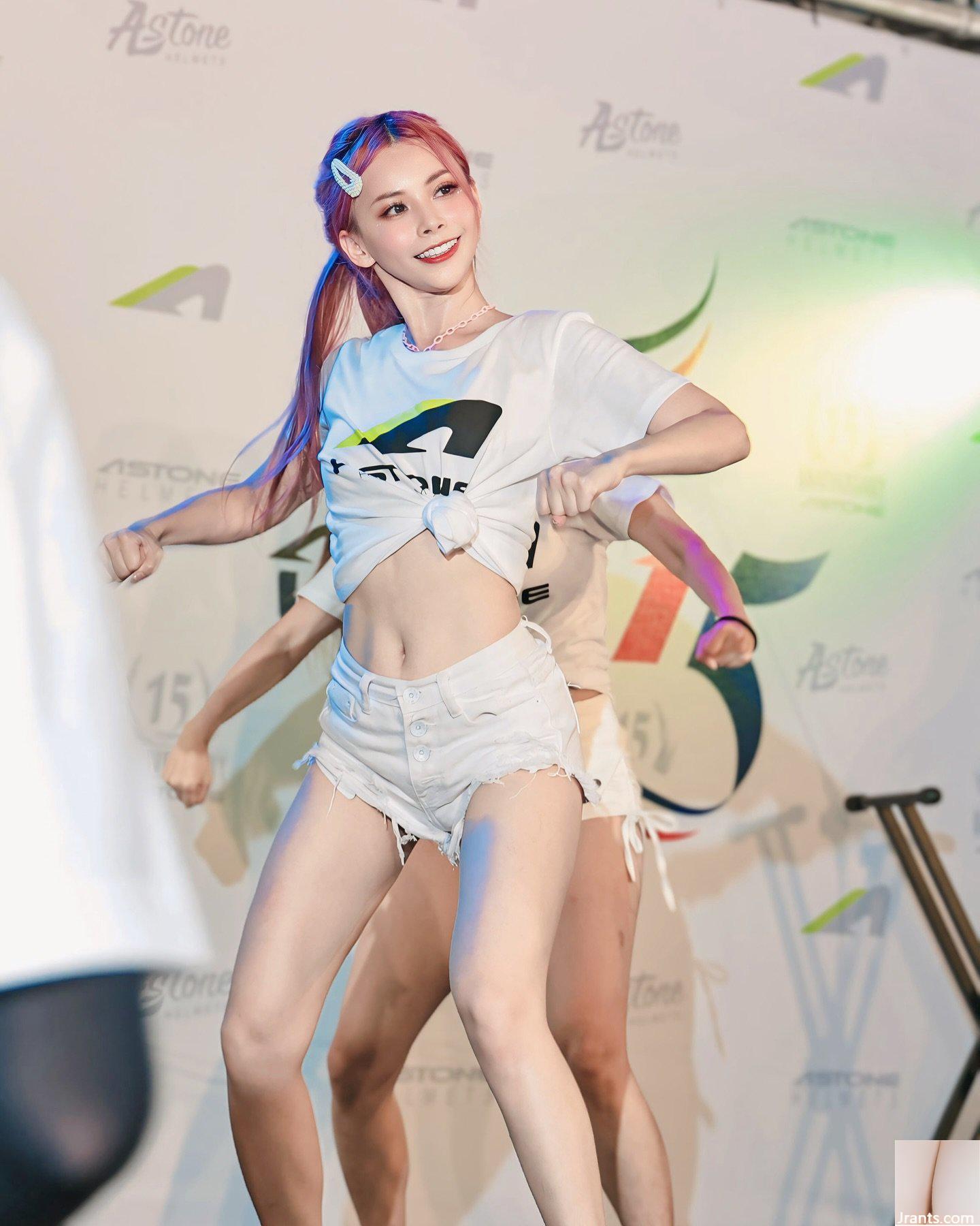 Thân hình gợi cảm “Pi Bao”, vũ công có làn da trắng và đôi chân đẹp khiến khán giả thích thú với hình thể gợi cảm (11P)