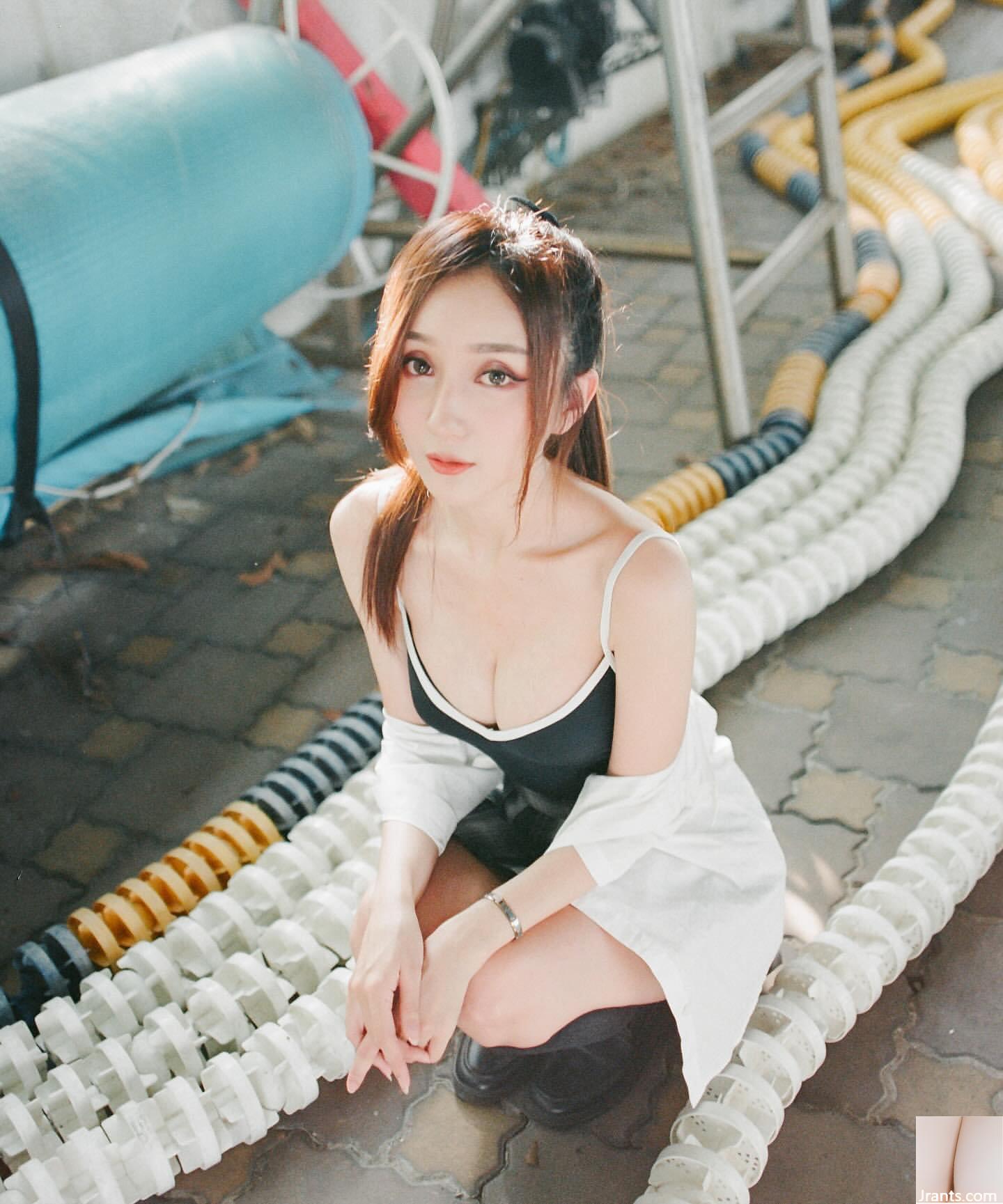 Cô hầu gái “Qiao Ai” trong chiếc tất đen ngọt ngào, để lộ ngực và khoe đôi chân dài (16P) - Ảnh 15