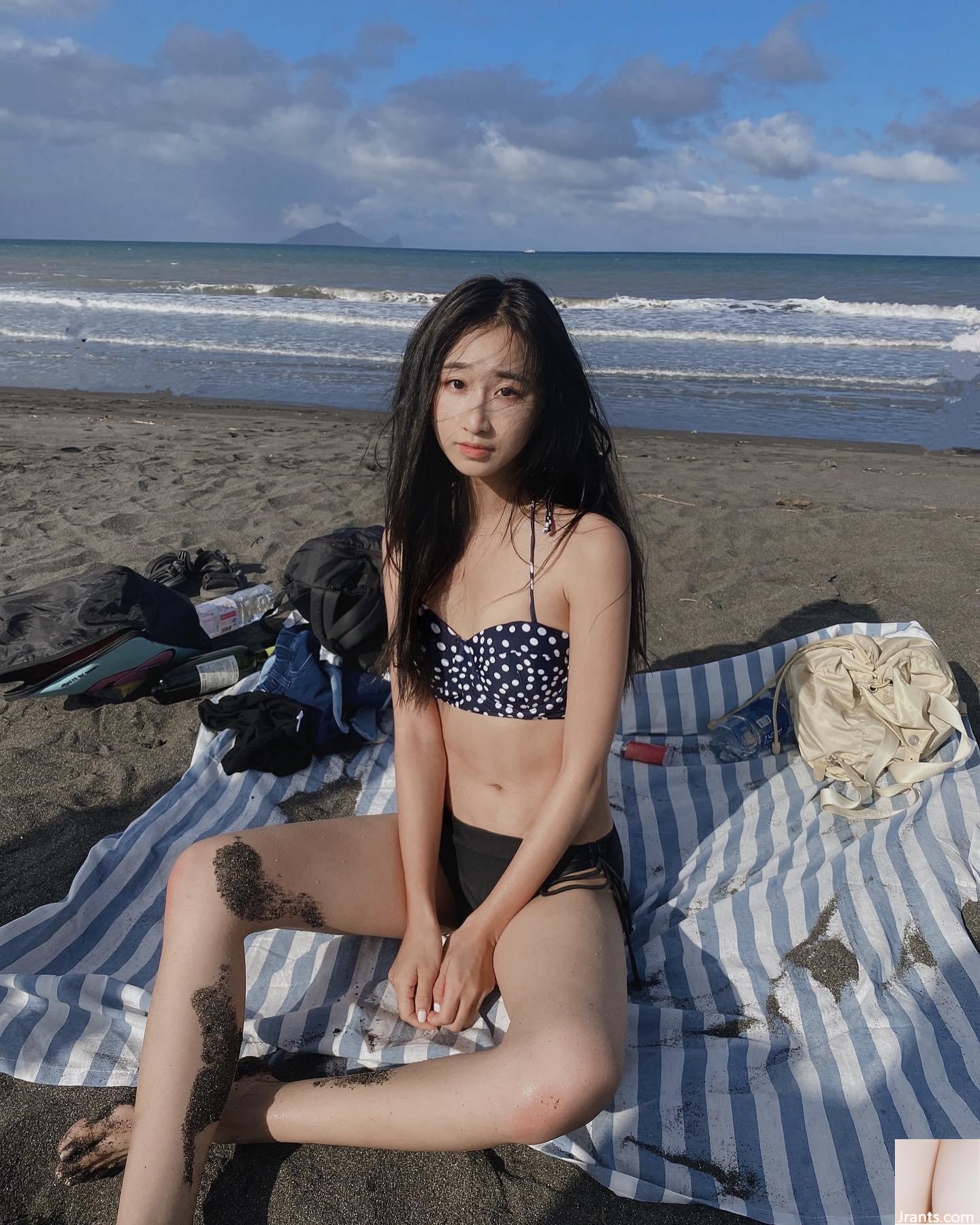 Cặp đùi trắng nõn nõn nà “KIVI Li Yun” có khuôn mặt xinh đẹp như thiên thần, táo bạo chụp ảnh nơi hoang dã (13P) - Ảnh 11