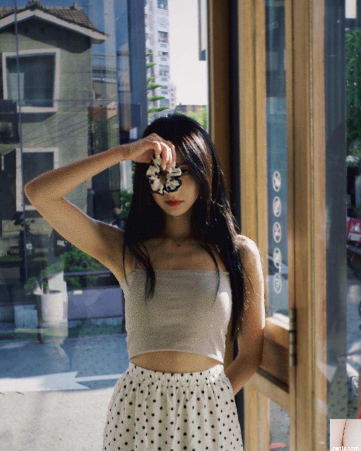 Cặp đùi trắng nõn nõn nà “KIVI Li Yun” có khuôn mặt xinh đẹp như thiên thần, táo bạo chụp ảnh nơi hoang dã (13P) - Ảnh 5