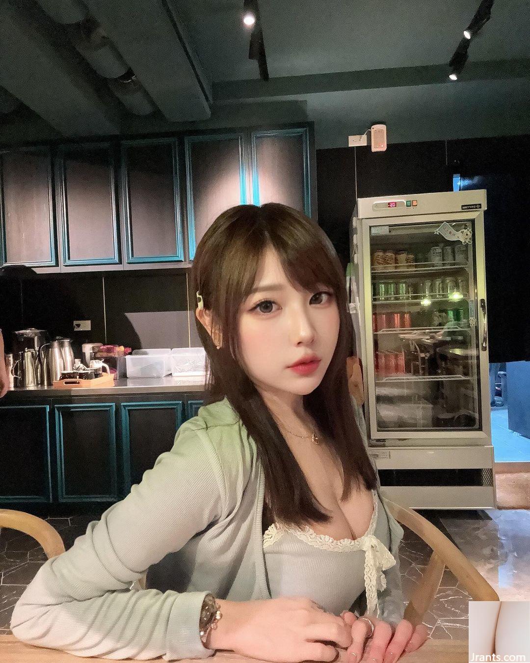 Cô nàng đáng yêu “Tiểu 8” có đôi mắt ngấn nước và góc nhìn thấp đầy cám dỗ (10P)