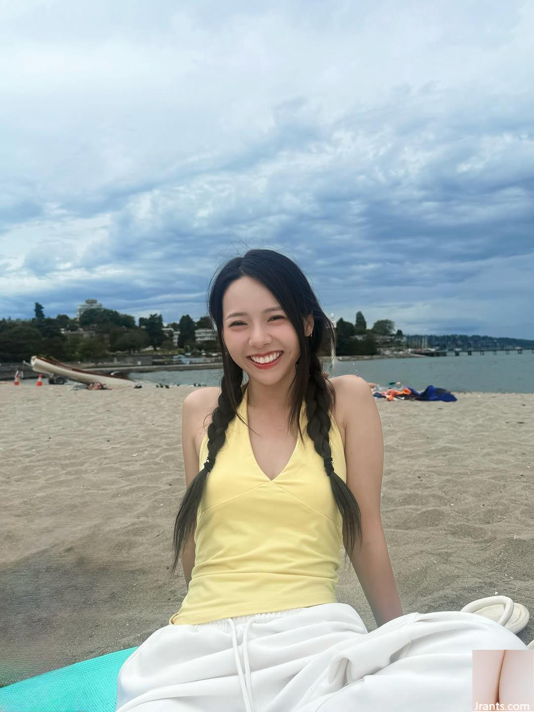 “Zeng Xuifan Demi” có đôi mắt to, nụ cười ngọt ngào, thân hình bụ bẫm dễ thương và khoe vóc dáng (10P) - Ảnh 2