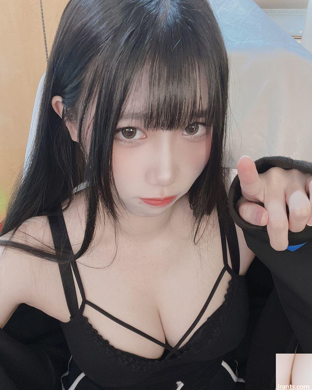 Hot girl dẫn chương trình trực tiếp “Dưa hấu” sắp lộ ra khỏi ngực khiến dân tình điên cuồng không thể ngăn mùi sữa xộc ra (10P) - Ảnh 3