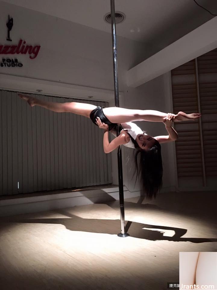 Hot girl chân dài Shu Zichen với hình chữ V khoét sâu kéo dài đến rốn đứng lộn ngược trên lưng ngựa trên bãi biển (48P) - Ảnh 26