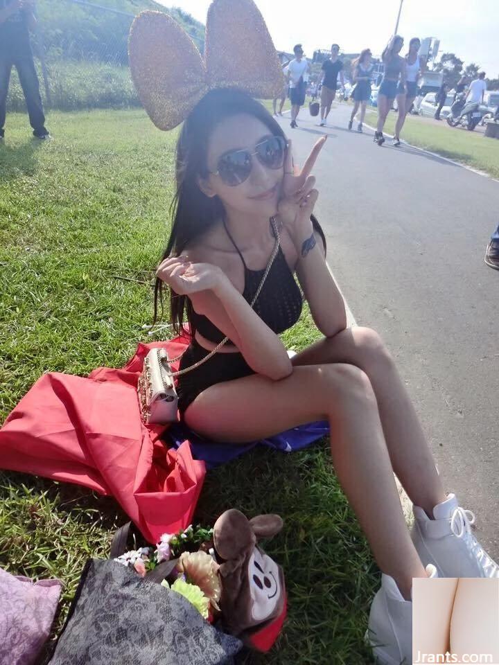 Cô gái nóng bỏng và quyến rũ 32C với đôi chân đẹp ~ Gong Yingxuan ~ Ảnh selfie ngực khủng trong bộ bikini đen khiến bãi biển đẹp tức thì (38P) - Ảnh 21