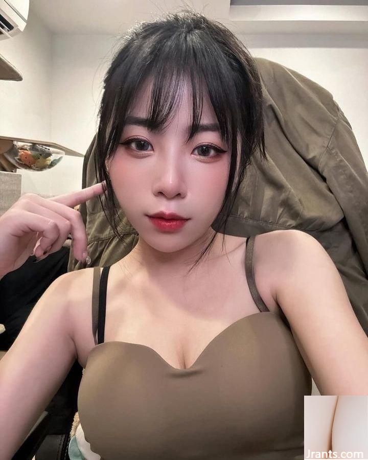 “Mi Qin” có bộ ngực khủng và nghiêng về phía trước, thật quyến rũ và cơ thể bùng nổ (10P)