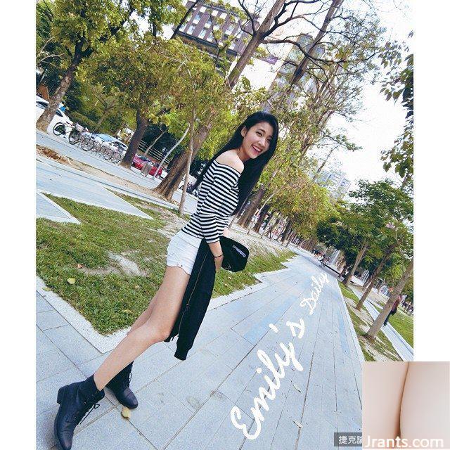 Cô nàng nóng bỏng với làn da trắng, ngọt ngào và ngực khủng Tiancai đến từ Đại học Y Trung Sơn ~ Emily ~ nóng bỏng bên đường ray đến nỗi cô sẵn sàng khoe dáng bằng những bức ảnh cắt xẻ sâu (59P) - Ảnh 13