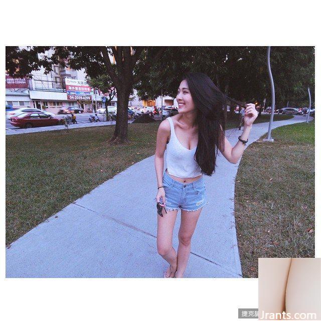 Cô nàng nóng bỏng với làn da trắng, ngọt ngào và ngực khủng Tiancai đến từ Đại học Y Trung Sơn ~ Emily ~ nóng bỏng bên đường ray đến nỗi cô sẵn sàng khoe dáng bằng những bức ảnh cắt xẻ sâu (59P) - Ảnh 2