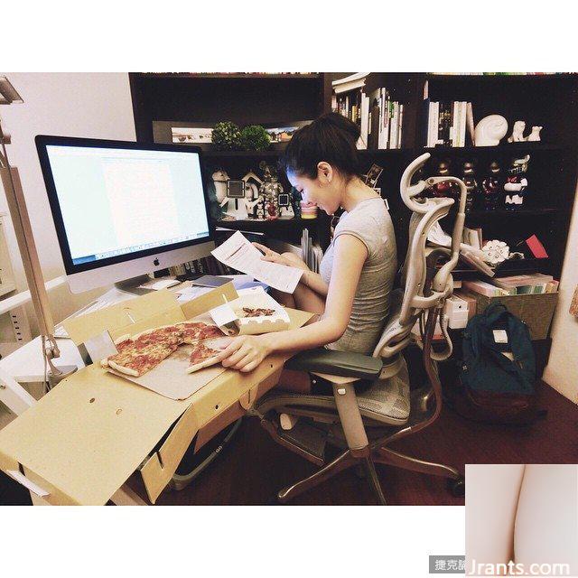 Cô nàng nóng bỏng với làn da trắng, ngọt ngào và ngực khủng Tiancai đến từ Đại học Y Trung Sơn ~ Emily ~ nóng bỏng bên đường ray đến nỗi cô sẵn sàng khoe dáng bằng những bức ảnh cắt xẻ sâu (59P) - Ảnh 26