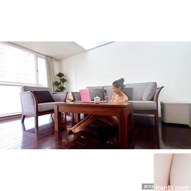 Cô nàng nóng bỏng với làn da trắng, ngọt ngào và ngực khủng Tiancai đến từ Đại học Y Trung Sơn ~ Emily ~ nóng bỏng bên đường ray đến nỗi cô sẵn sàng khoe dáng bằng những bức ảnh cắt xẻ sâu (59P) - Ảnh 35