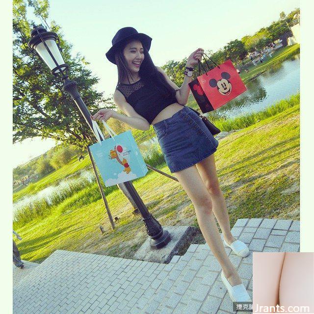 Cô nàng nóng bỏng với làn da trắng, ngọt ngào và ngực khủng Tiancai đến từ Đại học Y Trung Sơn ~ Emily ~ nóng bỏng bên đường ray đến nỗi cô sẵn sàng khoe dáng bằng những bức ảnh cắt xẻ sâu (59P) - Ảnh 5