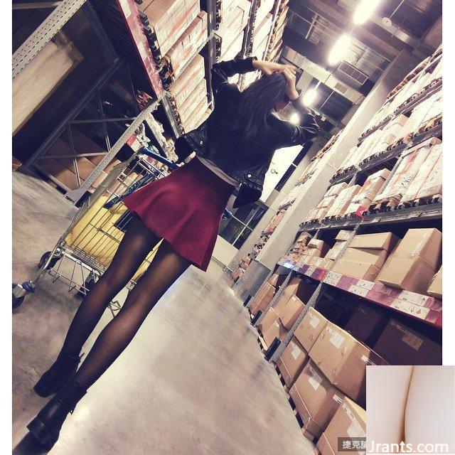 Cô nàng nóng bỏng với làn da trắng, ngọt ngào và ngực khủng Tiancai đến từ Đại học Y Trung Sơn ~ Emily ~ nóng bỏng bên đường ray đến nỗi cô sẵn sàng khoe dáng bằng những bức ảnh cắt xẻ sâu (59P) - Ảnh 50