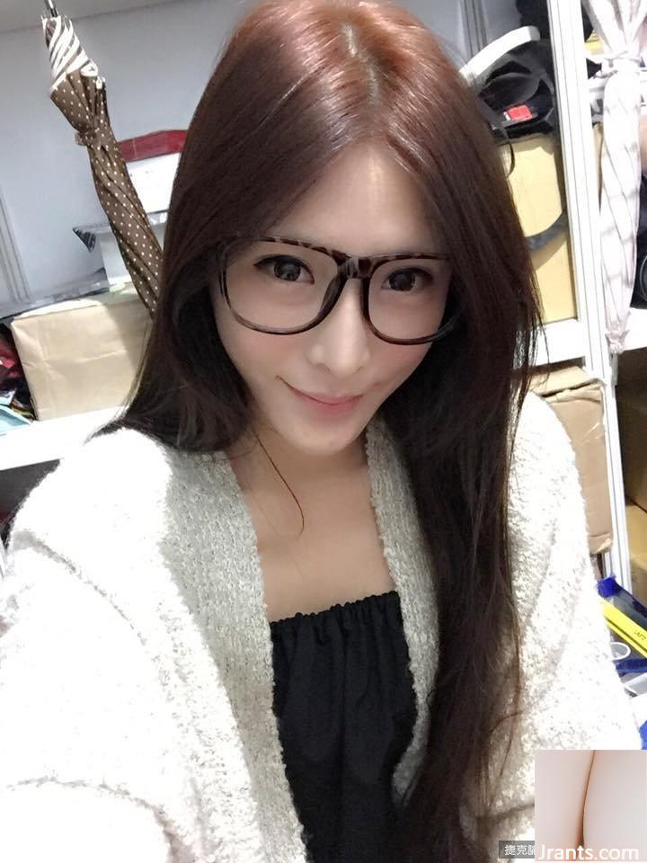 32C sexy và nóng bỏng D”~Li Xiaoxing~Chụp ảnh tự sướng với bộ ngực lộ ra trên taxi, đường cong ngực siêu quyến rũ (70P) - Ảnh 64