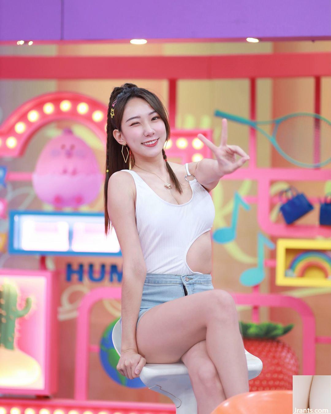 Ngoại hình ngọt ngào + dáng người hoàn hảo của “Lemon”, đôi chân trắng nõn và đôi chân dài hút mắt (10P)