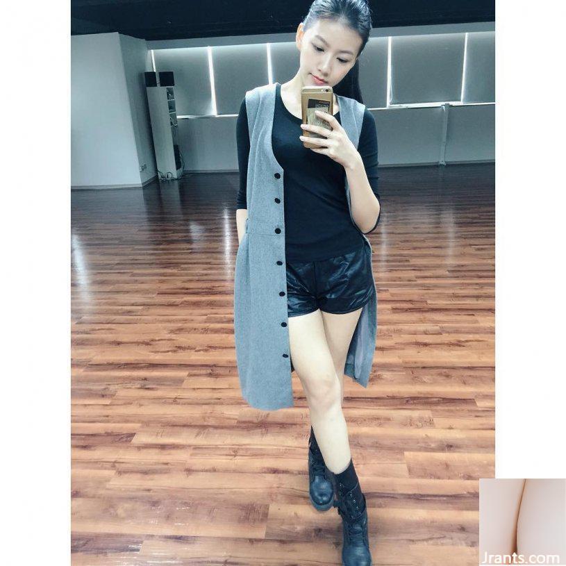 Người mẫu trẻ nóng nảy của Kaiwo ~ Chu Qiaoyun ~ bộ ảnh bikini tỏa nắng ngọt ngào và quyến rũ (24P