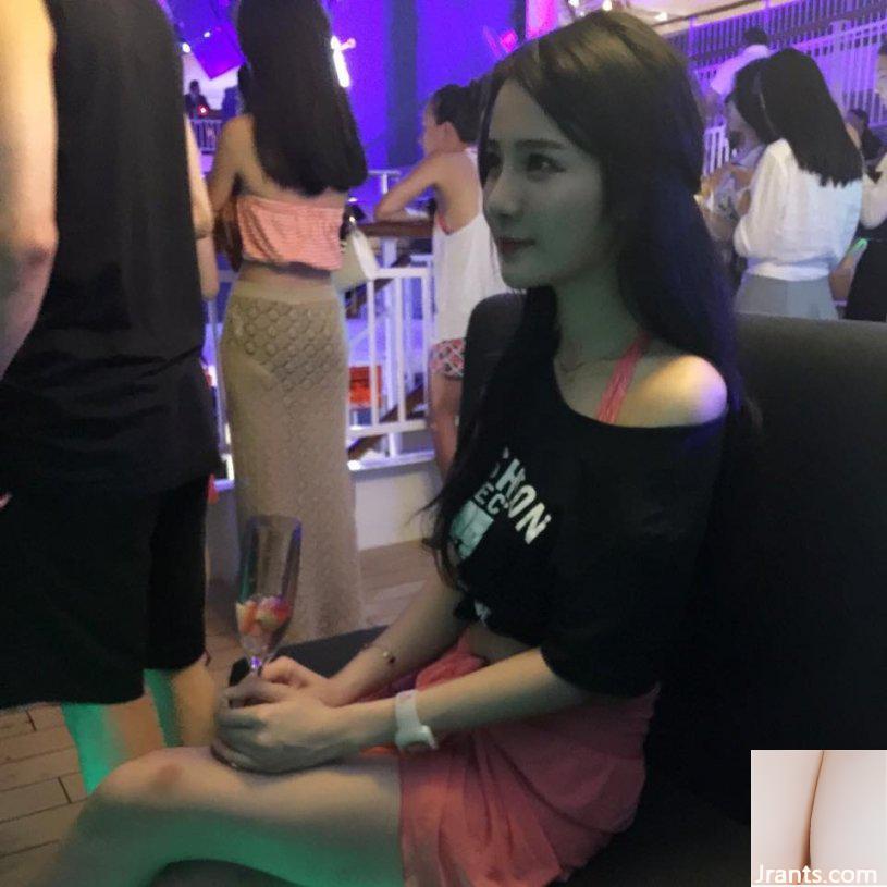 Hot girl Thâm Quyến với đôi mắt điện ~Verona Xie Zhewei ~ selfie với bộ ngực nhỏ và khe hở hơi lộ ra ngoài rất bắt mắt (35P) - Ảnh 12