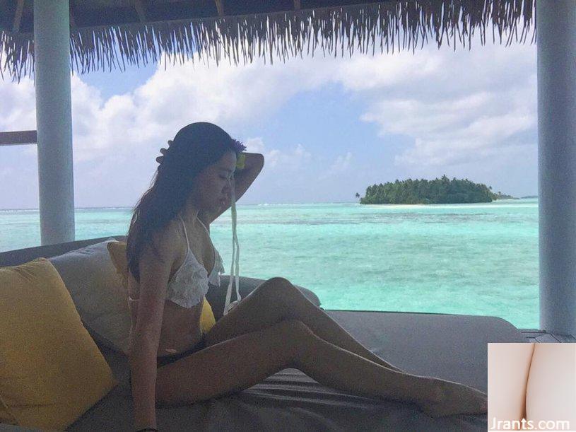 Cô gái ngọt ngào trong nắng với đôi chân thẳng đẹp ~ Tiffany Chu ~ dáng chuẩn trong bộ bikini + vòng eo rắn nước lộn ngược (41P) - Ảnh 10