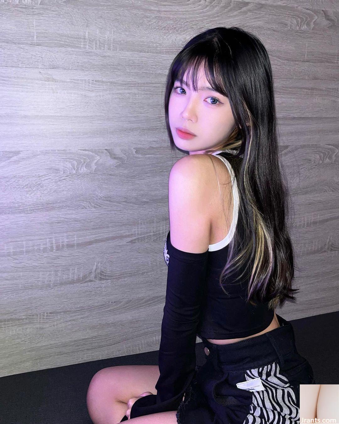 Không ai có thể cưỡng lại khí chất tươi tắn của hot girl mạng “Huang Hao Zhen” (10P)