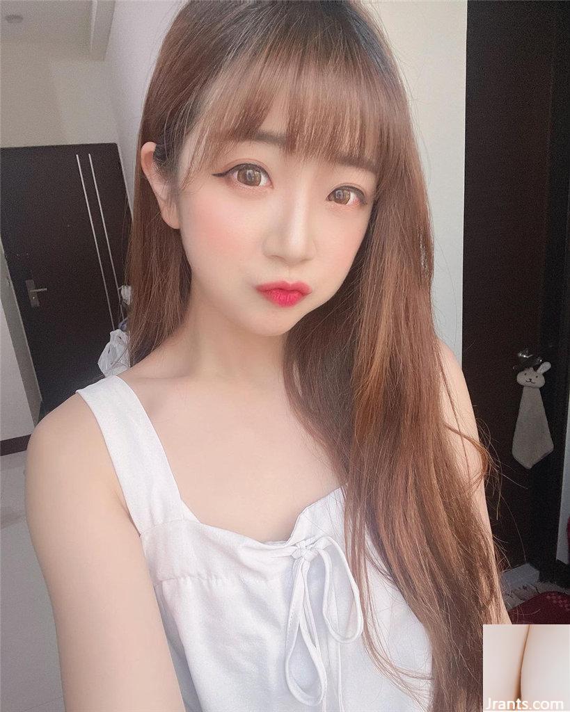 Hot girl dẫn chương trình phát sóng trực tiếp mắt to “Salen” có làn da trắng ngần và nét mặt thanh tú cũng không kém phần xinh đẹp (14P) - Ảnh 12