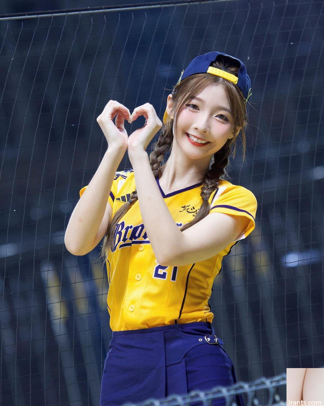 Gái xinh “Wen Wen” xinh đẹp thanh tú đến mức thu hút spotlight trên sân (10P)