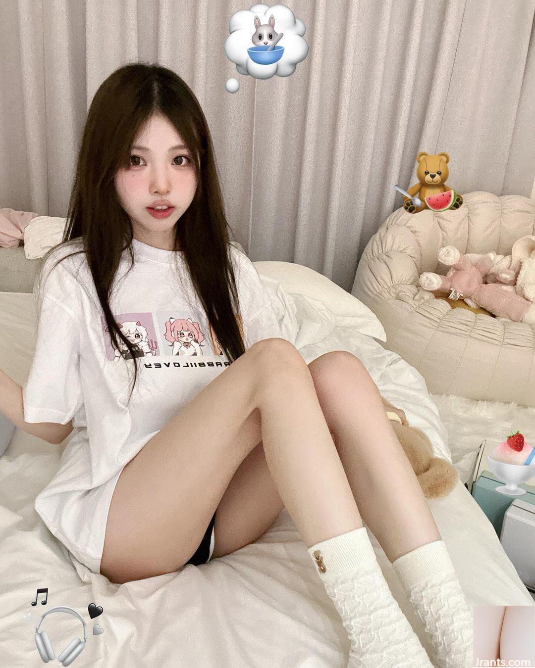 “Zhao Rabbit Meow” vui tươi, dễ thương và đáng yêu. Những đường cong xinh đẹp của cô thu hút sự chú ý của mọi người (10P)